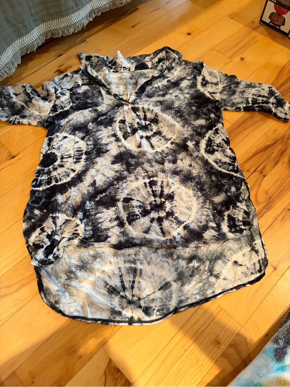 Women’s Black & White Tie-Dye V-Neck Blouse